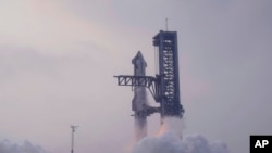 스페이스X사의 스타십 우주선이 미국 동부 시각으로 6일 오전 텍사스주 남부 보카치카 스타베이스에서 발사되고 있다.