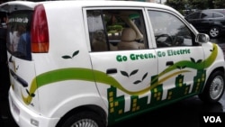 Mobil berbahan bakar listrik Evina atau Electric Vechile Indonesia karya Dasep Ahmadi yang disiapkan bagi para delegasi KTT APEC di Nusa Dua, Bali November mendatang (foto: VOA/Iris Gera).