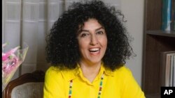 រូបឯកសារកាលពីឆ្នាំ ២០២១ បង្ហាញឱ្យឃើញអ្នកស្រី Narges Mohammadi នៅរដ្ឋធានី Tehran ប្រទេសអ៊ីរ៉ង់។ 