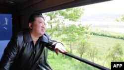 ภาพข่าววันที่ 17 พ.ค. 2024 ที่สื่อทางการเกาหลีเหนือ KCNA เผยแพร่วันที่ 18 พ.ค. 2024 แสดงให้เห็นถึงการตรวจงานทดสอบยิงขีปนาวุธ 