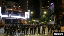 2016年9月21日在夏洛特警察排成排应对抗议者。