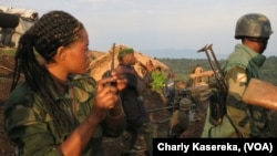 Les militaires FARDC dans le camp de Nyamilima, RDC, le 5 Juin 2017. (VOA/Charly Kasereka)