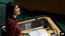 ឯកអគ្គរដ្ឋទូត​សហរដ្ឋអាមេរិក​ប្រចាំ អ.ស.ប. អ្នក​ស្រី​​ Nikki Haley ថ្លែង​នៅ​ក្នុង​មហា​សន្និបាត​អង្គការ​សហប្រជាជាតិ​កាលពី​ថ្ងៃទី​ព្រហស្បតិ៍ទី​២១ ធ្នូ ២០១៧។