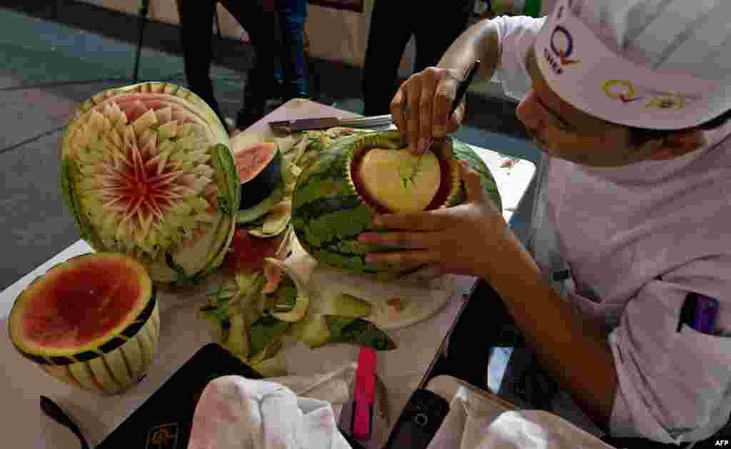 Seorang koki India mengukir buah semangka dalam lomba kuliner di distrik Pragati Maidan, New Delhi, India.&nbsp;