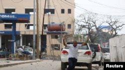 有人逃离摩加迪沙机场附近的一家酒店的自杀炸弹爆炸现场（2016年6月25日）