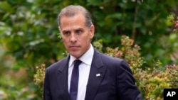 លោក Hunter Biden ចាកចេញពី​តុលាការ​ព្រហ្មទណ្ឌ នៅទីក្រុង Wilmington រដ្ឋ Delaware សហរដ្ឋអាមេរិក នាថ្ងៃទី១១ ខែមិថុនា ឆ្នាំ២០២៤។ 