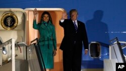 Shugaba Donald Trump da maidakinsa Melania Trump sun isa Warsaw, Poland, July 5, 2017.