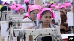 រូបឯកសារ៖ កម្មកររោងចក្រ​កម្ពុជា​កំពុង​ដេរ​សម្លៀកបំពាក់​ក្នុង​រោងចក្រ​មួយ ក្នុង​តំបន់​សេដ្ឋកិច្ច​ពិសេស​ នៅ​ជាយ​រាជធានី​ភ្នំពេញ កាល​ពី​ថ្ងៃ​ពុធ​ ទី​២៣ ខែសីហា ឆ្នាំ​២០១៧។ 