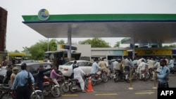 په پاکستان پدې تیرو څو میاشتو کې د تیلو بیې دومره لوړې شوي چې په تاریخ کې ساری نلري. 