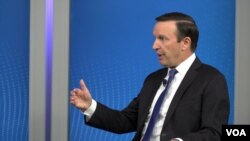 크리스 머피 민주당 상원의원이 9일 워싱턴의 민간단체인 애틀랜틱 카운슬에서 ‘민주당 외교정책의 미래’에 대해 연설하고 있다.