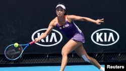 资料照：中国网球名将彭帅2020年1月在墨尔本参加澳大利亚网球公开赛。