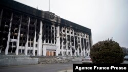 Sebuah kantor pemerintah tampak hangus akibat dibakar massa demonstran, terlihat di ibu kota Almaty, Kazakhstan (10/1), menyusul protes keras dari warga atas kenaikan harga bahan bakar. (Foto: AFP)