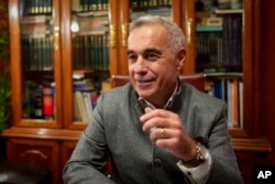 罗马尼亚总统选举独立候选人卡林·乔治斯库(Calin Georgescu)在罗马尼亚伊兹沃拉尼接受美联社采访。(2022年12月4日)