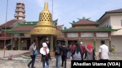 Para remaja peserta Pesantren Kilat Milenial Islami mengunjungi Vihara Lalitasvistara di Cilincing, Jakarta Utara, sebagai rangkaian kegiatan Tour of Tolerance, 26 Mei 2018. (Foto: Ahadian Utama/VOA)