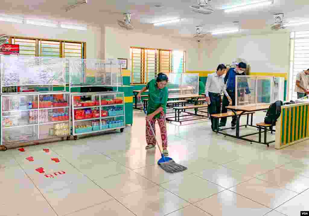 សកម្មភាព​សម្អាត​របស់​សាលារៀនវ៉េស្ទឡាញន៍​នៅ​តាមទីធ្លា​សាលា នៅសាលាវ៉េស្ទឡាញន៍ ទីក្រុងភ្នំពេញ ថ្ងៃទី​៧ ខែកក្កដា ឆ្នាំ​២០២០។ (ធីតា វីន/វីអូអេ)
