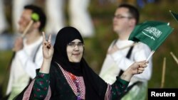 Atlet judo puteri Arab Saudi, Wojdan Ali Seraj Abdulrahim Shaherkani saat parade atlet pada pembukaan Olimpiade London (27/7). 