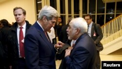 جان کری وزیر خارجه ایالات متحده (چپ) و محمدجواد ظریف وزیر امور خارجه ایران در وین - ۲۶ دی ۱۳۹۴ 