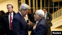 Photo d'archives: Le Secrétaire d'Etat américain John Kerry en conciliabule avec le ministre iranien des Affaires étrangères Javad Zarif à Vienne, le 16 janvier 2016.