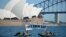 Para aktivis Greenpeace melakukan unjuk rasa mendesak Australia menampung para pencari suaka dalam aksi di depab Opera House di Sydney, Australia (foto: dok).