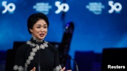 资料照片：在瑞士达沃斯举行的第50届世界经济论坛(WEF)开幕式上，中国舞蹈家、电视明星金星在接受“水晶奖”时发表讲话。(2020年1月20日)