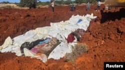 Masovna grobnica u Libiji u kojoj su sahranjene žrtve poplava (Foto: REUTERS/Ayman Al-Sahili)