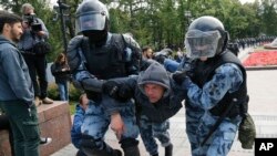 Policajci hapse demonstranta tokom mirnog protesta u centru Moksve, Rusija, 3. avgusta 2019.