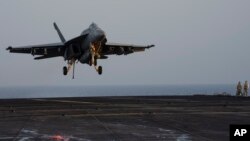 Borbeni avion slijeće na USS Dwight D. Eisenhower u Crvenom moru u utorak, 11. juna 2024.