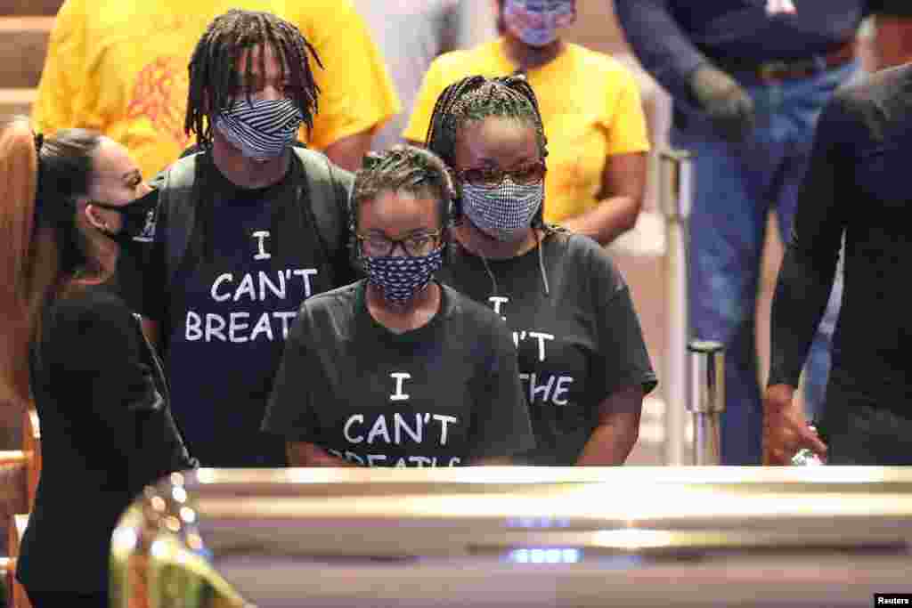 ពលរដ្ឋក្នុងសហគមន៍បានចូលគោរពវិញ្ញាណក្ខន្ធលោក George Floyd ដែលបានស្លាប់នៅពេលប៉ូលិសឃាត់ខ្លួនលោក នៅព្រះវិហារ Fountain of Praise ក្នុងទីក្រុង Houston រដ្ឋ Texas ថ្ងៃទី៨ ខែមិថុនា ឆ្នាំ២០២០។&nbsp;