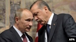 Turkiya rahbari Rajab Toyib Erdog'an (o'ngda) Rossiya Prezidenti Vladimir Putin bilan, Istanbul, Turkiya, 3-dekabr, 2012-yil.