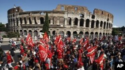 Demonstrators march past the Colosseum during a general strike in Rome, Italy, September 6, 2011.