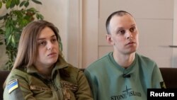 Pripadnici ukrajinske granične straže i bivši ratni zarobljenici Illia Muzyka i Alina Panina na intervjuu za Reuters u Novovolynsku.