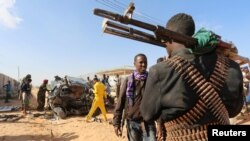 Pasukan keamanan Somalia di tempat pemboman mobil di ibukota Somalia, Mogadishu, 27 Februari 2017. (REUTERS/Feisal omar)
