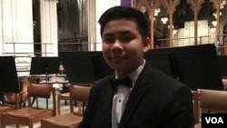 លោកប៉ាន់ ប៉ាន់ឡុវអង្គុយ​សម្ភាស​ជាមួយលោកសុខ ខេមរា​នៃ VOA ខ្មែរ​ក្រោយ​ការ​ប្រគុំតន្ត្រី​