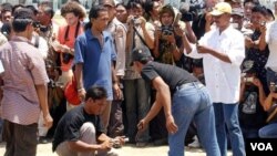 Para anggota Gerakan Aceh Merdeka (GAM) menyerahkan berbagai senjata kepada Aceh Monitoring Mission (AMM) di Banda Aceh (foto dok.: September 2005). Polda Aceh memperkirakan masih ada 2.000 senjata ilegal beredar di Aceh.