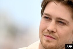 (แฟ้ม) นักแสดงอังกฤษโจ อัลวิน ร่วมงานเปิดตัวภาพยนตร์ "Stars At Noon" ในเทศกาลหนังเมืองคานส์ เมื่อ 26 พ.ค. 2022