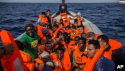 Para migran yang terkatung-katung di lepas pantai Libya diselamatkan oleh LSM Spanyol, Proactiva Open Arms (foto: ilustrasi). 