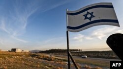 G'arbiy Sohildagi Shlomtzion yahudiy aholi punktida o'rnatilgan Isroil bayrog'i, 2020-yil, 27-yanvar