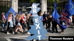 Prtistalice Bregzita ispred parlamenta u Londonu