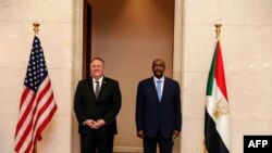 Menteri Luar Negeri AS Mike Pompeo (kiri) bersama Ketua Dewan Kedaulatan Sudan Jenderal Abdel Fattah al-Burhan di Khartoum, 25 Agustus 2020. (Foto: HO/Dewan Media Luar Negeri Sudan / AFP)