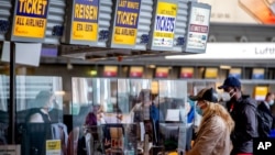 독일 프랑크푸르트 공항 이용객들이 출발이 임박한 항공권을 구매하고 있다. (자료사진)