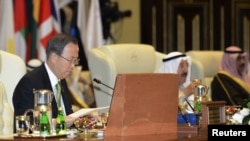 Sekjen PBB Ban Ki-moon pada pembukaan konferensi internasional untuk bantuan kemanusiaan bagi Suriah di Kuwait, Rabu (30/1). 