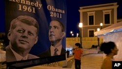 Poster bergambarkan John F. Kennedy dan Barack Obama di San Juan, Puerto Rico. (Foto: Dok)