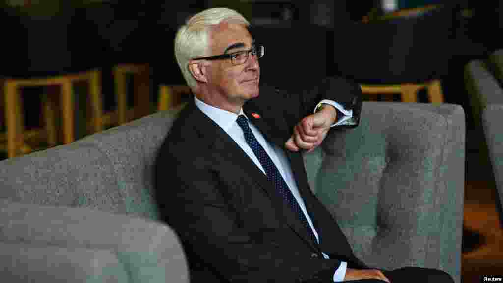 Alistair Darling, the leader of the campaign to keep Scotland part of the United Kingdom, waits before a meeting in Edinburgh, Scotland, Sept. 14, 2014. 