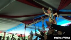 Perayaan 13 tahun wayang ditetapkan PBB sebagai warisan budaya dunia, di kampus Institut Seni Indonesia (ISI), Solo, 7 November 2016 (Foto: VOA/Yudha)