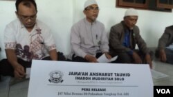 Ketua JAT Solo, Sholeh Ibrahim (tengah) sedang memberikan pernyataan kepada wartawan di Solo. 