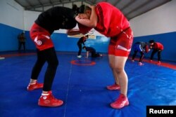 Atlet perempuan Irak sedang berlatih gulat di sebuah klub olahraga di Diwaniya, Irak, 10 November 2018.
