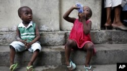 Yara kanana a wata unguwa mai suna Isale-Eko a tsakiyar birnin Lagos.