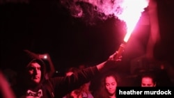 Para demonstran yang memprotes korupsi dan kurangnya lapangan pekerjaan di Beirut, Lebanon, 16 November 2019. (H. Murdock/VOA)