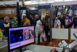 Officials from Health Department of Bangladesh screen arriving passengers from abroad in Hazrat Shahjalal International Airport in Dhaka on January 22, 2020