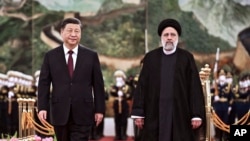 2023年2月14日，中国国家主席习近平在北京人民大会堂同在中国进行国事访问的伊朗总统莱希举行会谈前，习近平在人民大会堂北大厅为莱希举行欢迎仪式（资料照片）